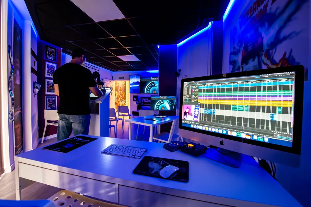 Equipo de edición audiovisual en la escuela Vozeando